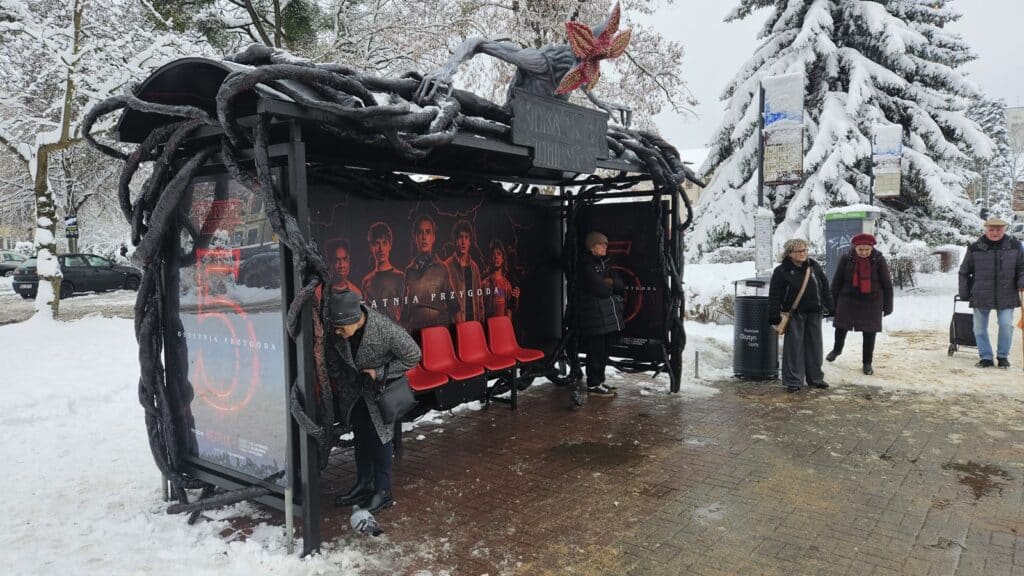 Mroczny przystanek z Demogorgonem zaskoczył mieszkańców? - Netflix zrobił w Olsztynie przystanek Stranger Things