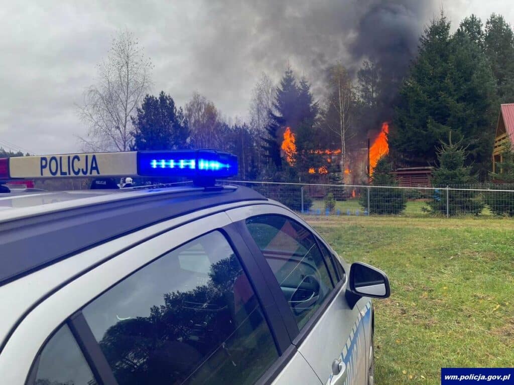Widać było tylko kłęby gęstego dymu. - Cały budynek w ogniu! Strażacy z kilku jednostek walczyli z pożarem