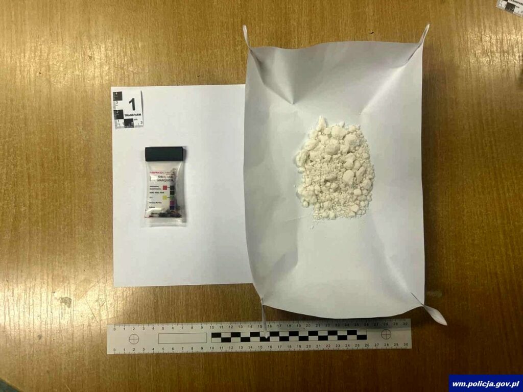 Zwykła kontrola przerodziła się w poważną interwencję. - Akcja policji pod Biedronką. Niepokojące odkrycie w samochodzie na parkingu