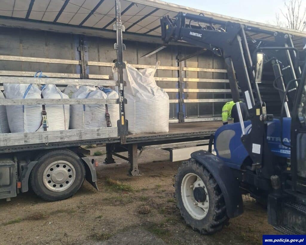 Niezwykła akcja dla chorej Mai z Rucianego-Nidy. - Dzielnicowy z Mazur zebrał 8,5 tony kasztanów w szczytnym celu