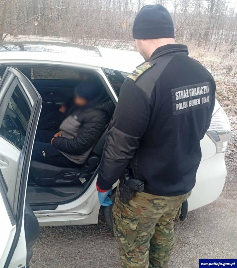 Sprawa wymagała szybkiego działania. - Pilne zgłoszenie: migranci w aucie 32-latki! Służby przejęły ich, zanim dopięli swego