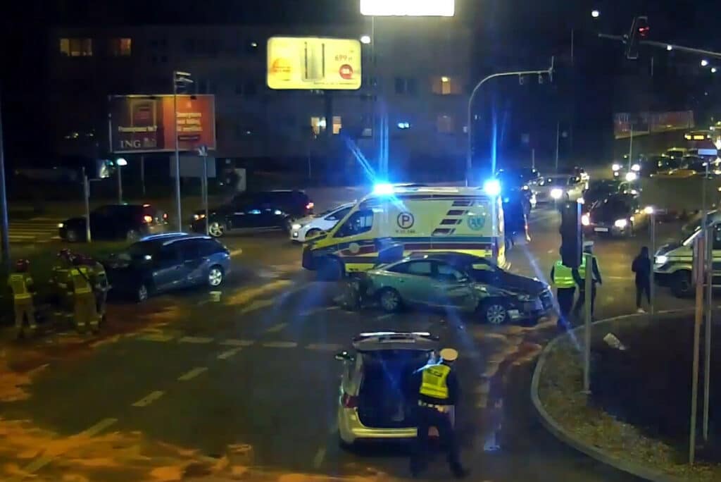 Kolizja na skrzyżowaniu w Olsztynie. Okazało się, że poszkodowany kierowca, to... przestępca. - Kobieta wjechała na czerwonym i uderzyła w auto… kierowane przez przestępcę