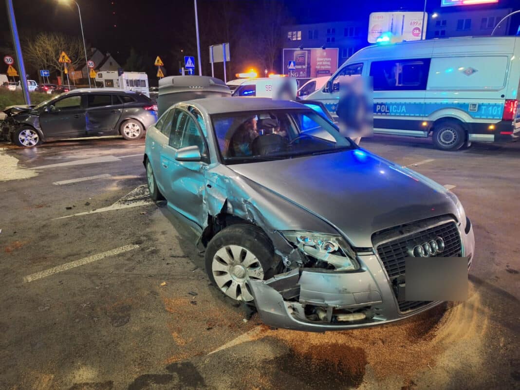 kolizja dwóch aut na skrzyżowaniu w Olsztynie