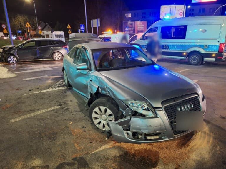 kolizja dwóch aut na skrzyżowaniu w Olsztynie