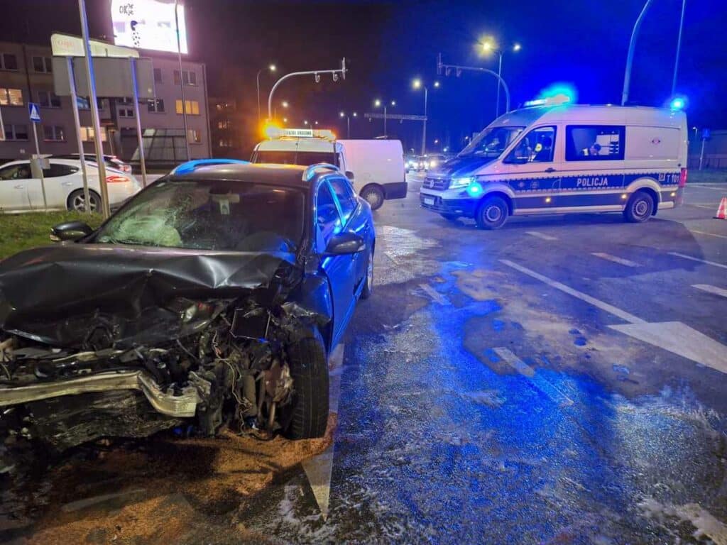 Kolizja na skrzyżowaniu w Olsztynie. Okazało się, że poszkodowany kierowca, to... przestępca. - Kobieta wjechała na czerwonym i uderzyła w auto… kierowane przez przestępcę