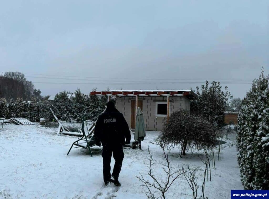Policjanci pomogli mężczyźnie zagrożonemu wychłodzeniem. - Leżał w śniegu i nie reagował. Dramatyczne zgłoszenie na 112