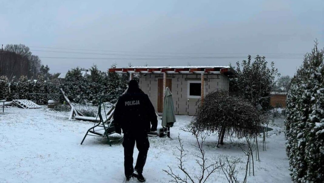 policjanci ratują mężczyznę przed wychłodzeniem