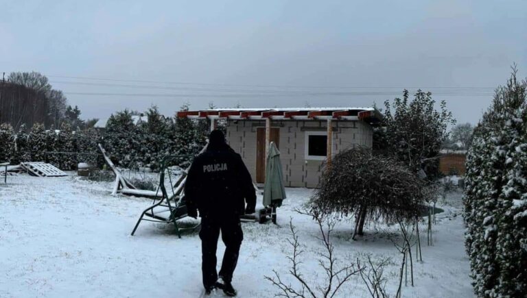 policjanci ratują mężczyznę przed wychłodzeniem