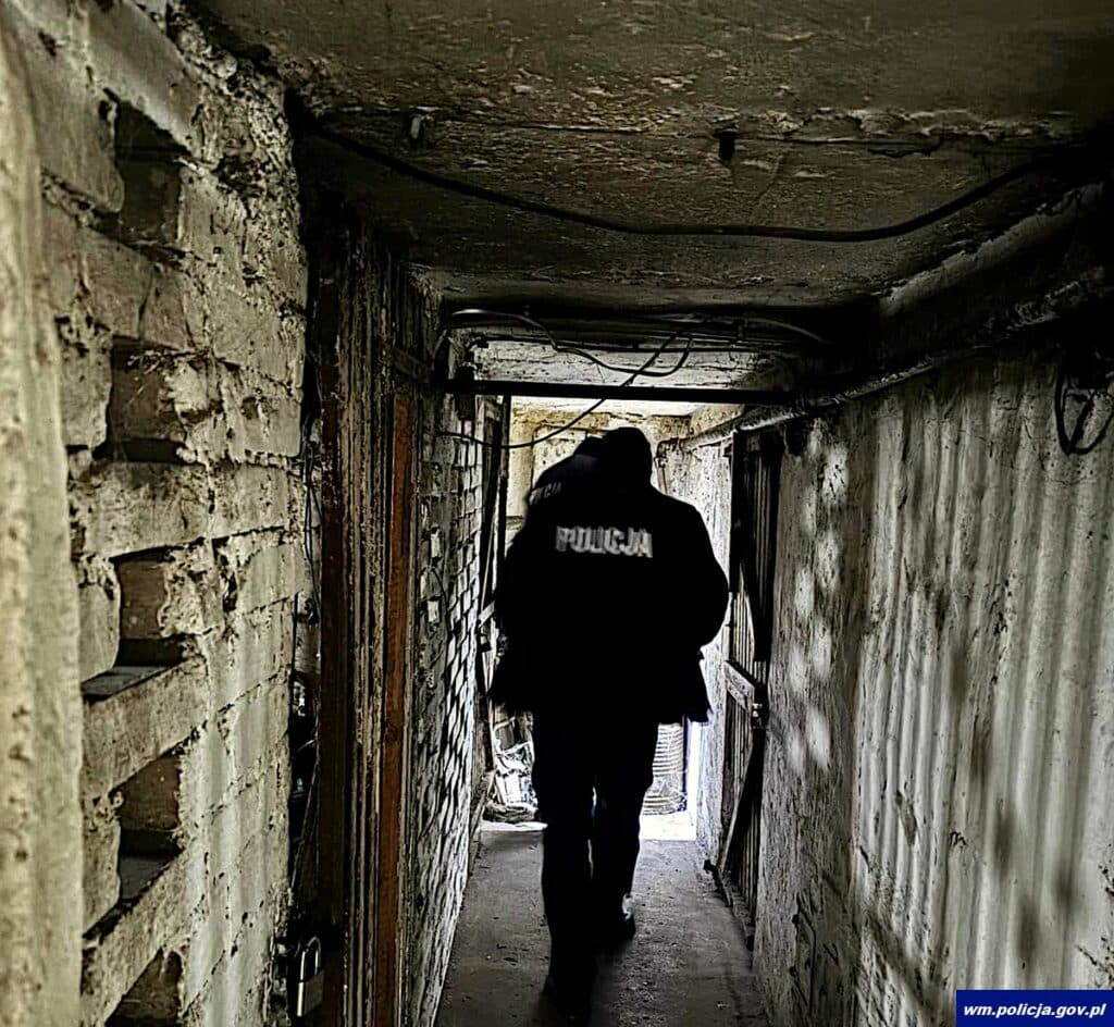 Policjanci pomogli mężczyźnie zagrożonemu wychłodzeniem. - Leżał w śniegu i nie reagował. Dramatyczne zgłoszenie na 112