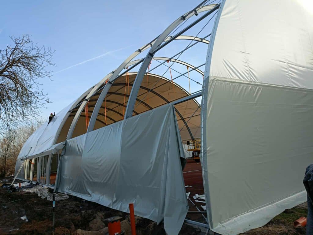 To hala jak szwajcarski scyzoryk. Sport, strzelnica i tymczasowy szpital w jednym. - Pod Olsztynem powstaje hala sportowa za 3,7 mln zł. Konstrukcja rośnie w oczach