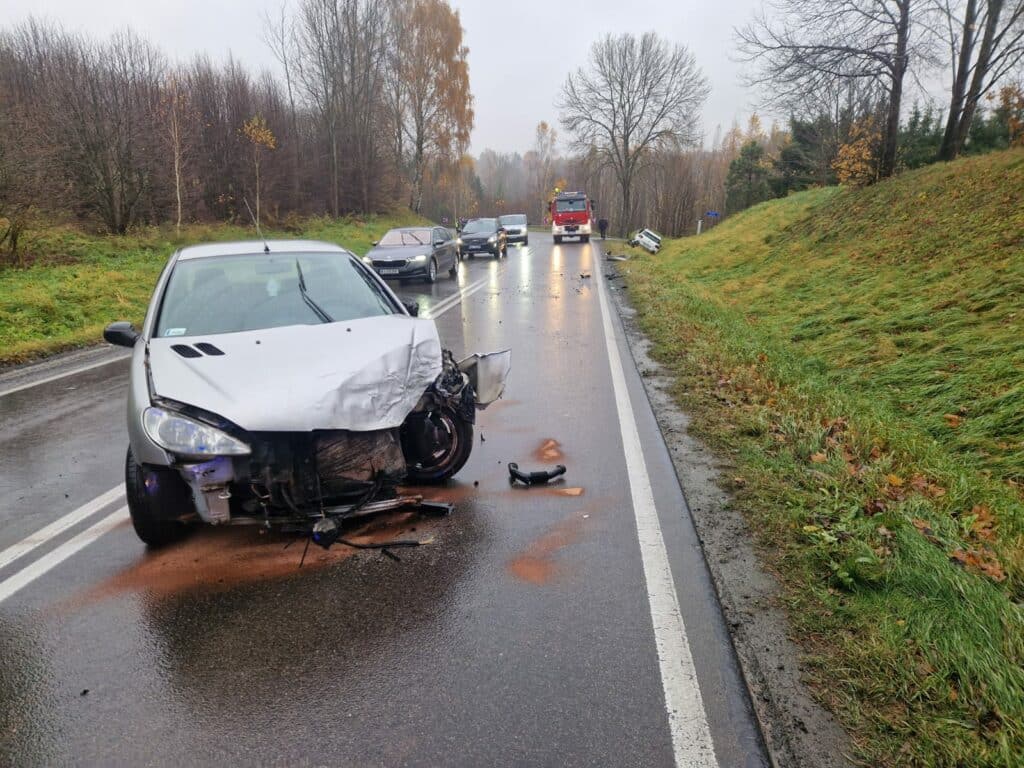Czy to najniebezpieczniejsza droga w regionie? - Mocne zderzenie pod Olsztynem. Ruch na krajówce odbywa się wahadłowo