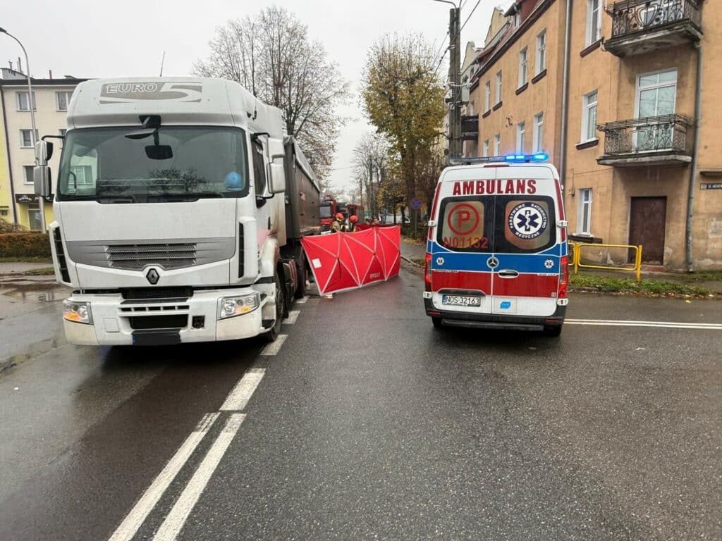 Do nieszczęśliwego zdarzenia doszło w obrębie ruchliwego skrzyżowania. - Samochód ciężarowy uderzył w pieszą. Kobieta nie żyje
