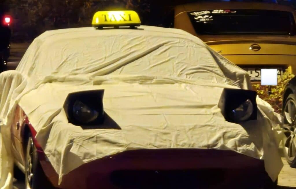 Motoryzacyjne Halloween zachwyciło mieszkańców. - Demony, pajęczyny i opony! Samochody w Iławie zamieniły się w potwory