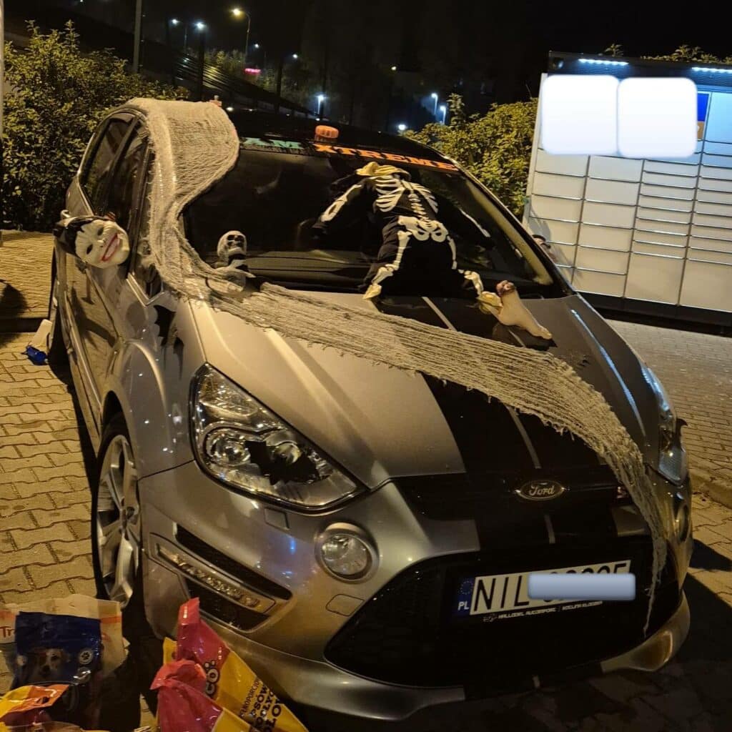 Motoryzacyjne Halloween zachwyciło mieszkańców. - Demony, pajęczyny i opony! Samochody w Iławie zamieniły się w potwory