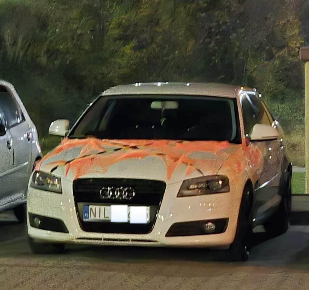 Motoryzacyjne Halloween zachwyciło mieszkańców. - Demony, pajęczyny i opony! Samochody w Iławie zamieniły się w potwory