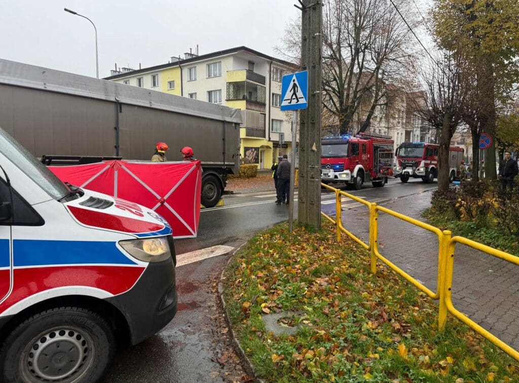 Do nieszczęśliwego zdarzenia doszło w obrębie ruchliwego skrzyżowania. - Samochód ciężarowy uderzył w pieszą. Kobieta nie żyje