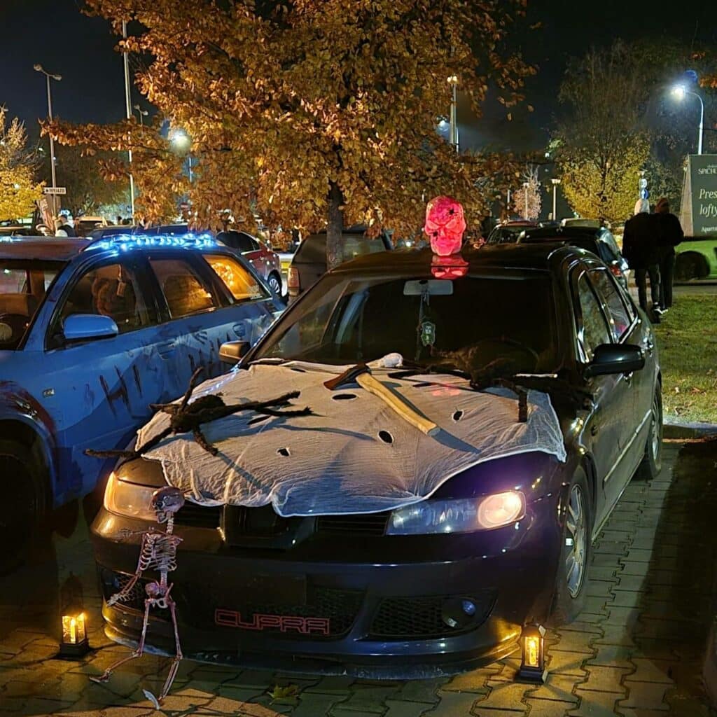 Motoryzacyjne Halloween zachwyciło mieszkańców. - Demony, pajęczyny i opony! Samochody w Iławie zamieniły się w potwory