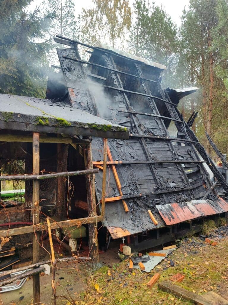Widać było tylko kłęby gęstego dymu. - Cały budynek w ogniu! Strażacy z kilku jednostek walczyli z pożarem