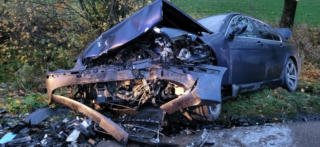 Trzy osoby ranne po czołowym zderzeniu. Na miejscu śmigłowiec LPR