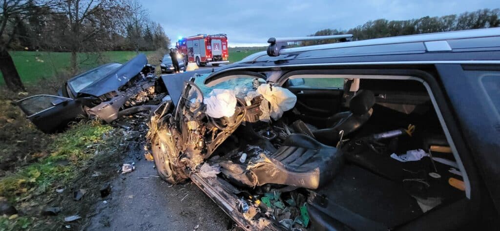 Doszło do czołowego zderzenia dwóch samochodów osobowych. - Trzy osoby ranne po czołowym zderzeniu. Na miejscu śmigłowiec LPR