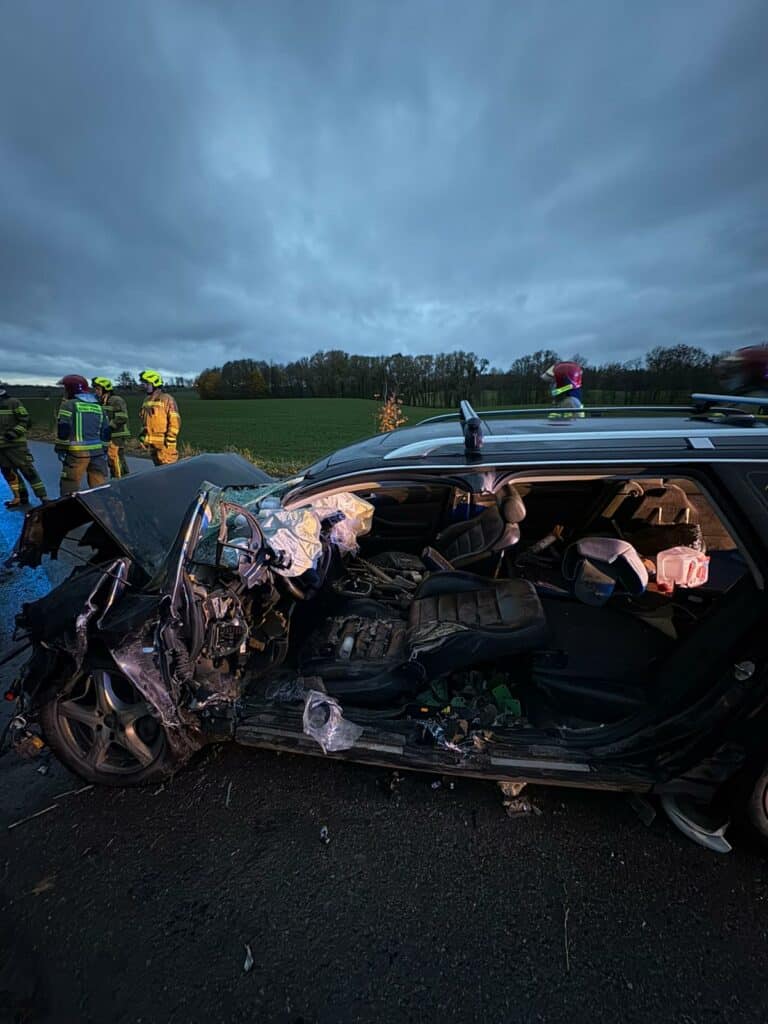 Doszło do czołowego zderzenia dwóch samochodów osobowych. - Trzy osoby ranne po czołowym zderzeniu. Na miejscu śmigłowiec LPR