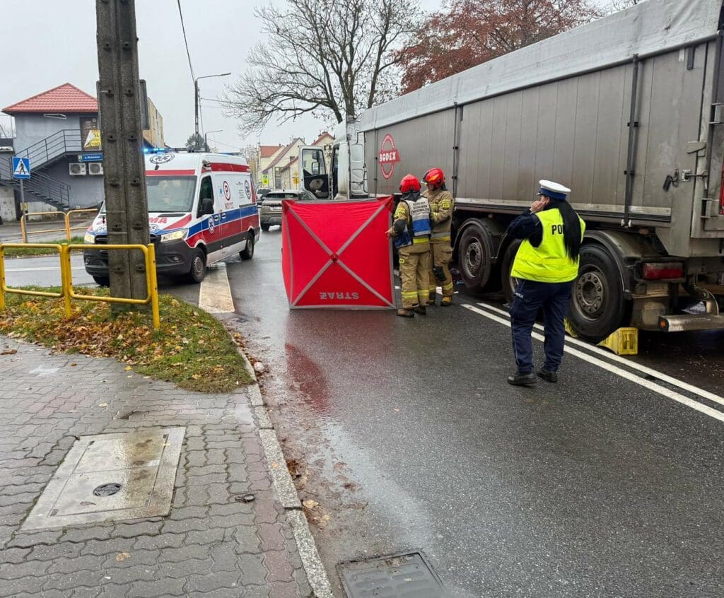 Do nieszczęśliwego zdarzenia doszło w obrębie ruchliwego skrzyżowania. - Samochód ciężarowy uderzył w pieszą. Kobieta nie żyje