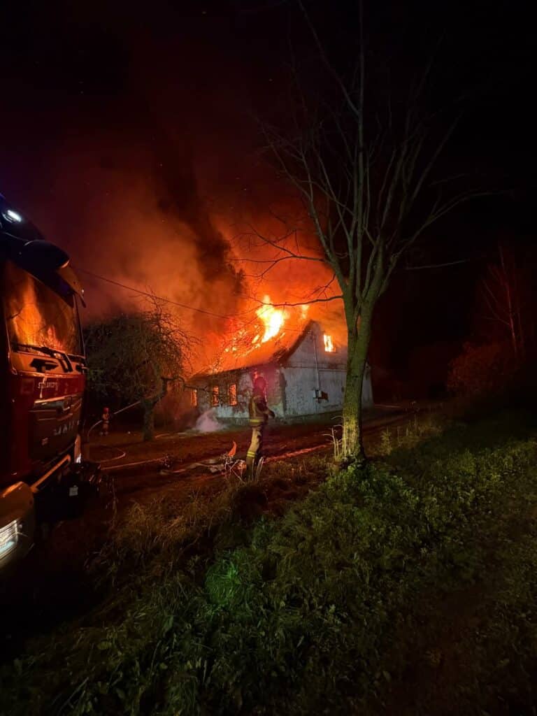 Kilkudziesięciu strażaków próbowało ratowować, co się da. - Dom jak pochodnia. Ogień zniszczył wszystko