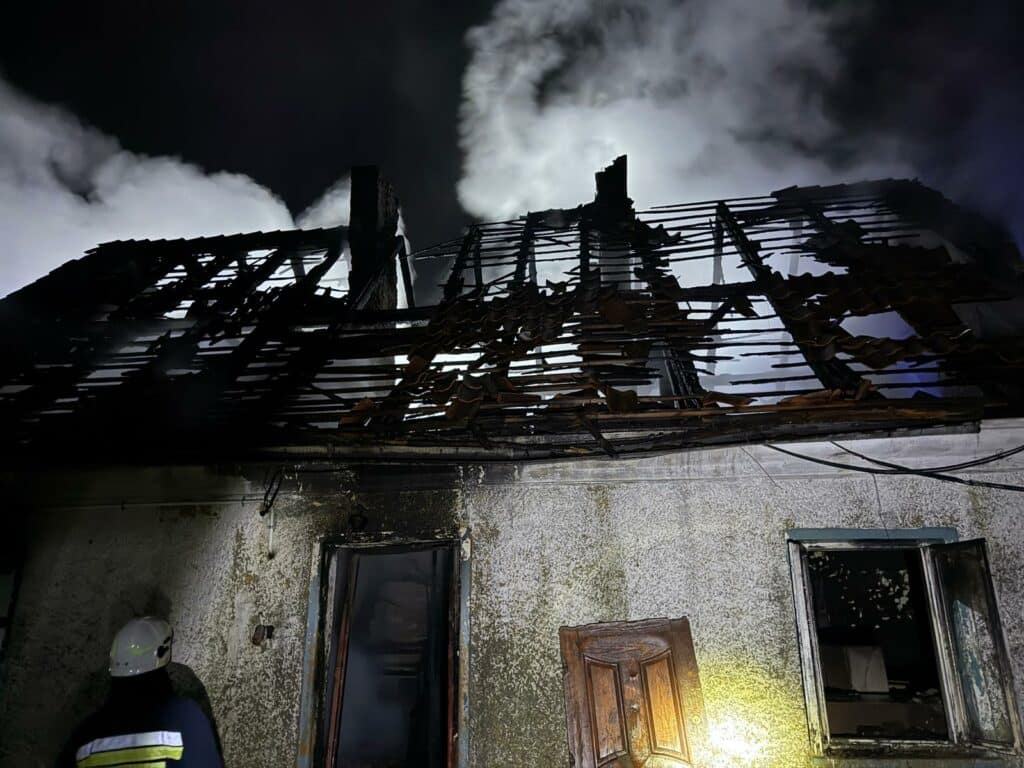 Kilkudziesięciu strażaków próbowało ratowować, co się da. - Dom jak pochodnia. Ogień zniszczył wszystko