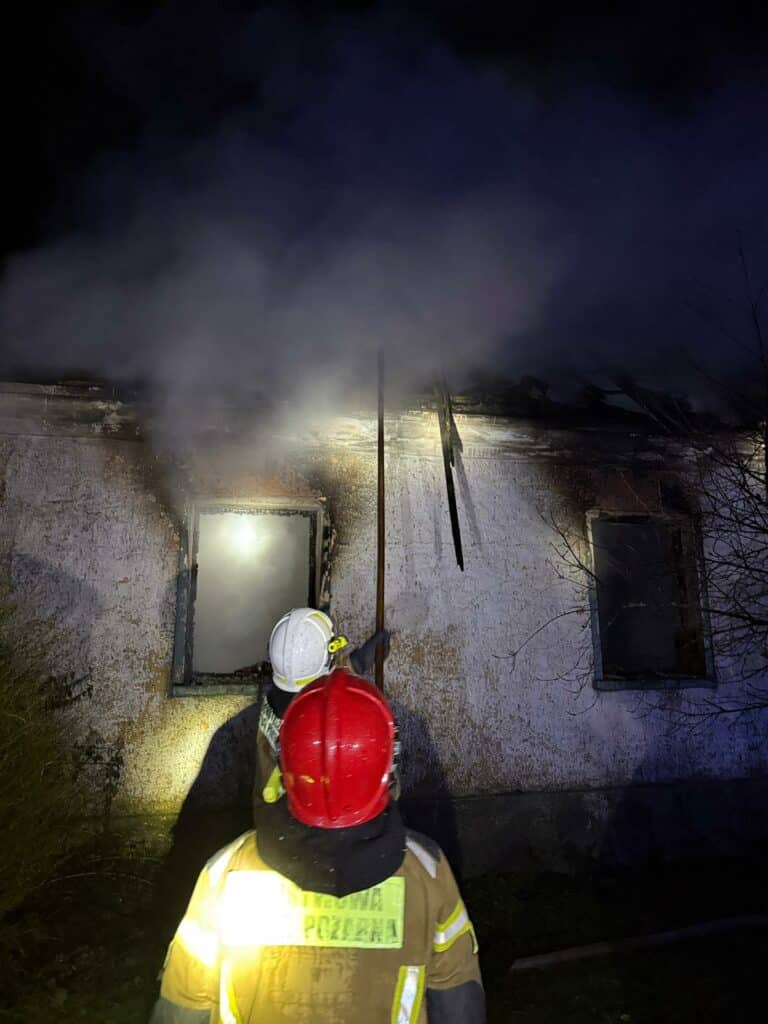 Kilkudziesięciu strażaków próbowało ratowować, co się da. - Dom jak pochodnia. Ogień zniszczył wszystko