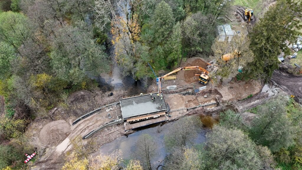 Zamknięty, zrujnowany i zapomniany… Teraz przechodzi spektakularną metamorfozę! - Rolnicy i turyści w euforii. Nowy most na rzece Wel. Budują przeprawę za miliony