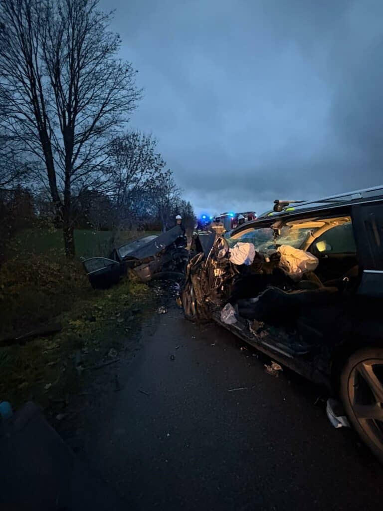 Doszło do czołowego zderzenia dwóch samochodów osobowych. - Trzy osoby ranne po czołowym zderzeniu. Na miejscu śmigłowiec LPR