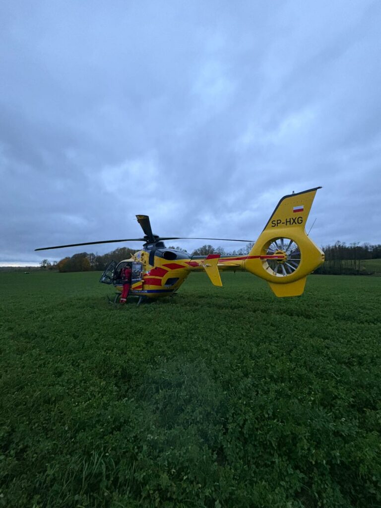 Doszło do czołowego zderzenia dwóch samochodów osobowych. - Trzy osoby ranne po czołowym zderzeniu. Na miejscu śmigłowiec LPR
