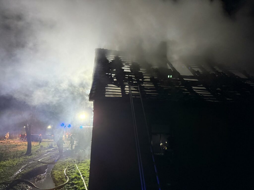 Kilkudziesięciu strażaków próbowało ratowować, co się da. - Dom jak pochodnia. Ogień zniszczył wszystko