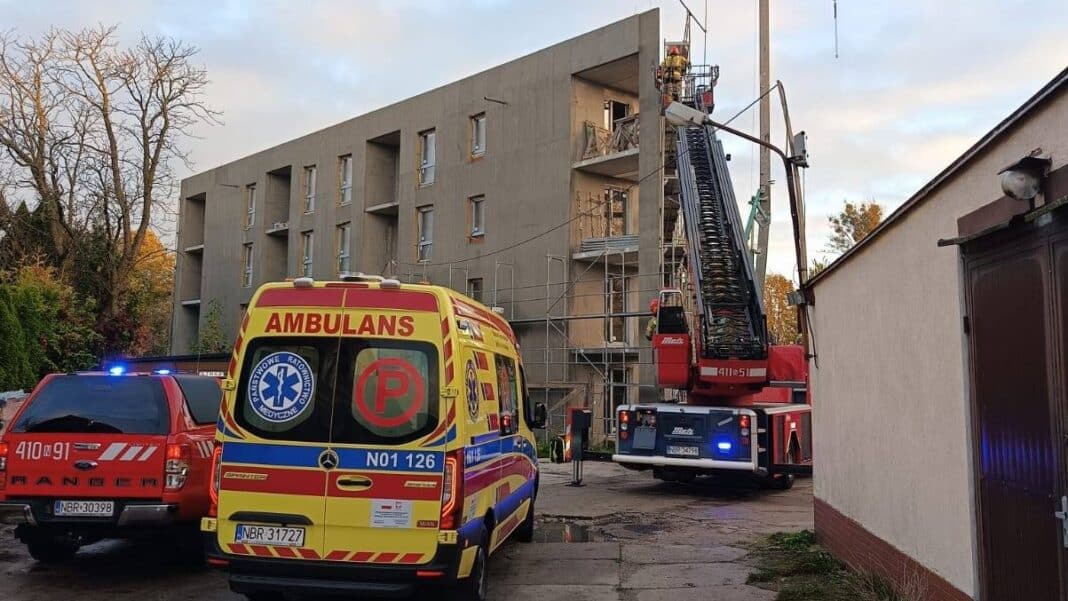 mężczyzna zawisł na rusztowaniu i umarł