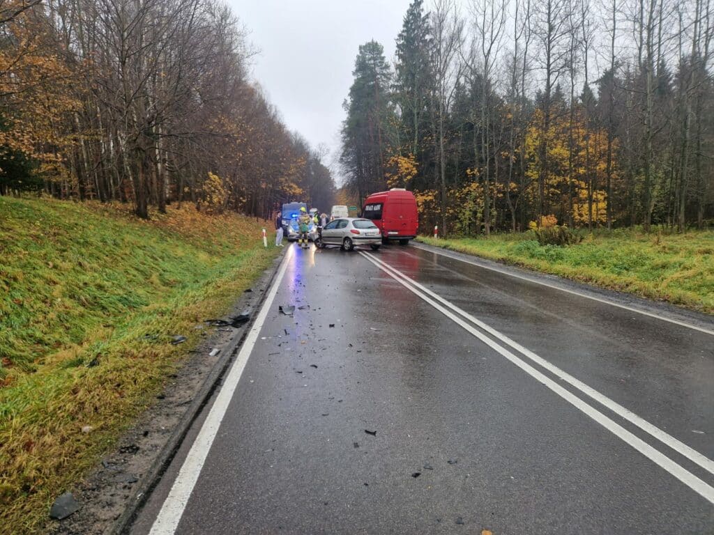 Czy to najniebezpieczniejsza droga w regionie? - Mocne zderzenie pod Olsztynem. Ruch na krajówce odbywa się wahadłowo