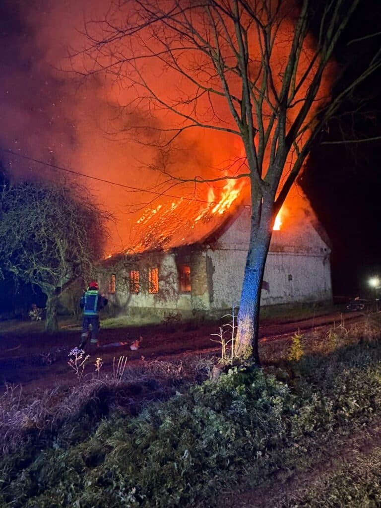 Kilkudziesięciu strażaków próbowało ratowować, co się da. - Dom jak pochodnia. Ogień zniszczył wszystko