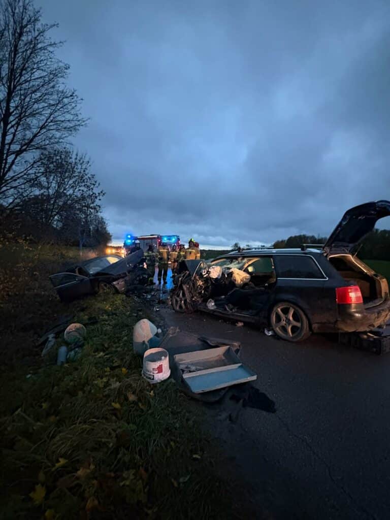 Doszło do czołowego zderzenia dwóch samochodów osobowych. - Trzy osoby ranne po czołowym zderzeniu. Na miejscu śmigłowiec LPR