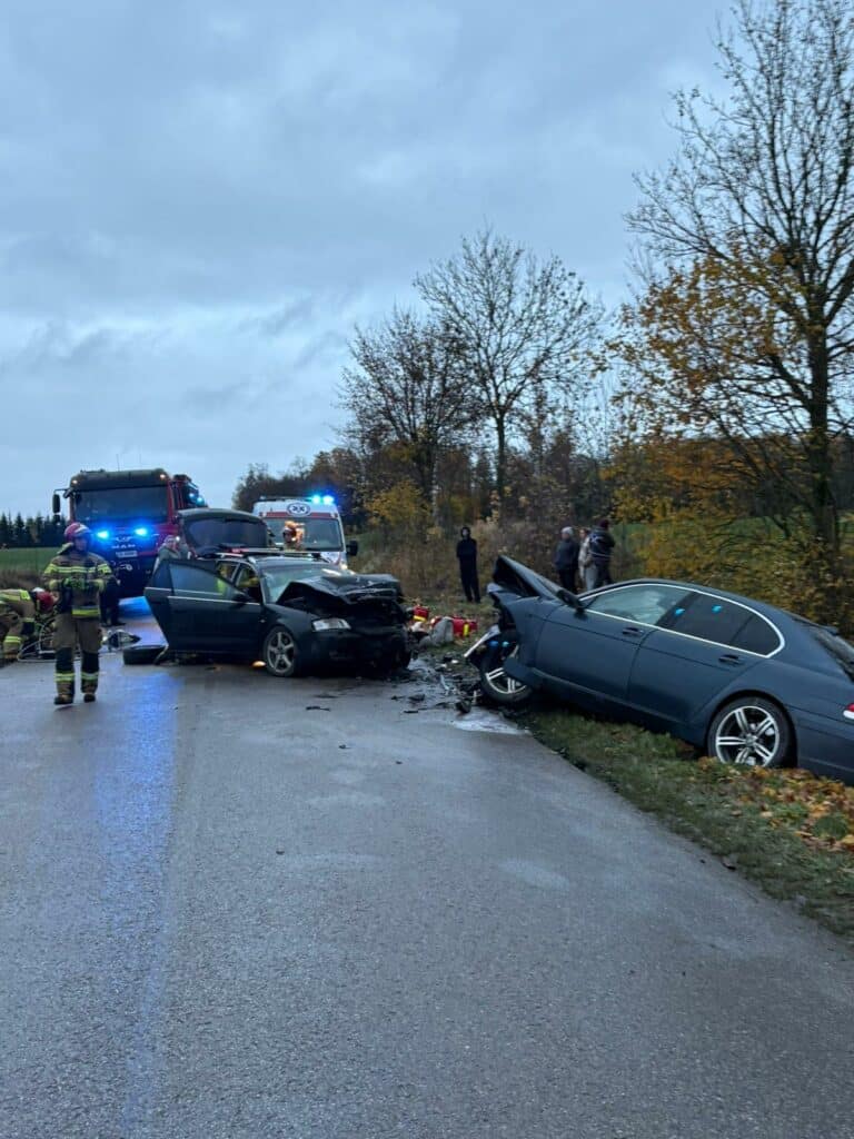 Doszło do czołowego zderzenia dwóch samochodów osobowych. - Trzy osoby ranne po czołowym zderzeniu. Na miejscu śmigłowiec LPR