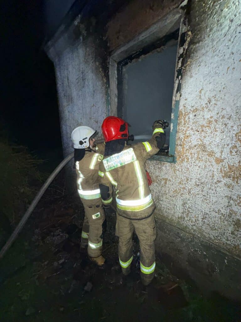 Kilkudziesięciu strażaków próbowało ratowować, co się da. - Dom jak pochodnia. Ogień zniszczył wszystko