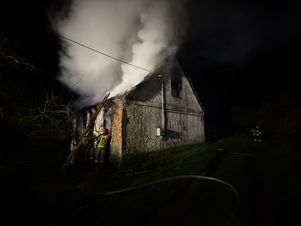 Kilkudziesięciu strażaków próbowało ratowować, co się da. - Dom jak pochodnia. Ogień zniszczył wszystko