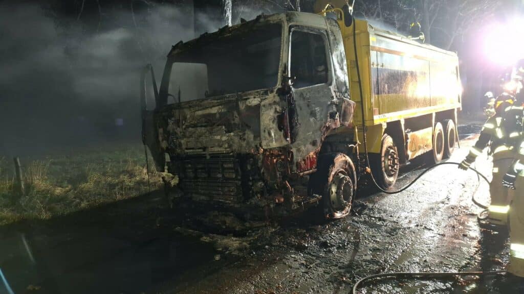 służby ratunkowe z Braniewa otrzymały zgłoszenie o pożarze samochodu ciężarowego. - Ciężarówka stanęła w ogniu