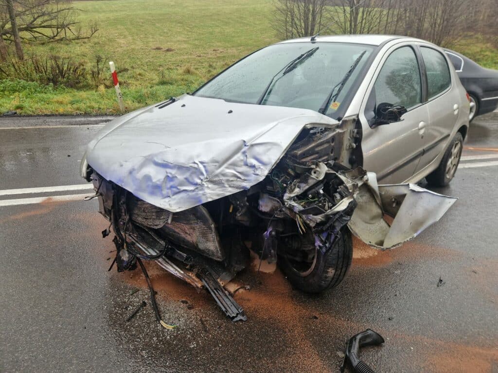 Czy to najniebezpieczniejsza droga w regionie? - Mocne zderzenie pod Olsztynem. Ruch na krajówce odbywa się wahadłowo