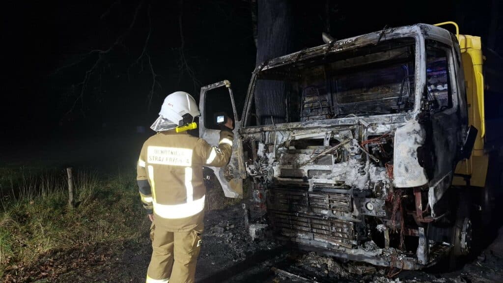 służby ratunkowe z Braniewa otrzymały zgłoszenie o pożarze samochodu ciężarowego. - Ciężarówka stanęła w ogniu