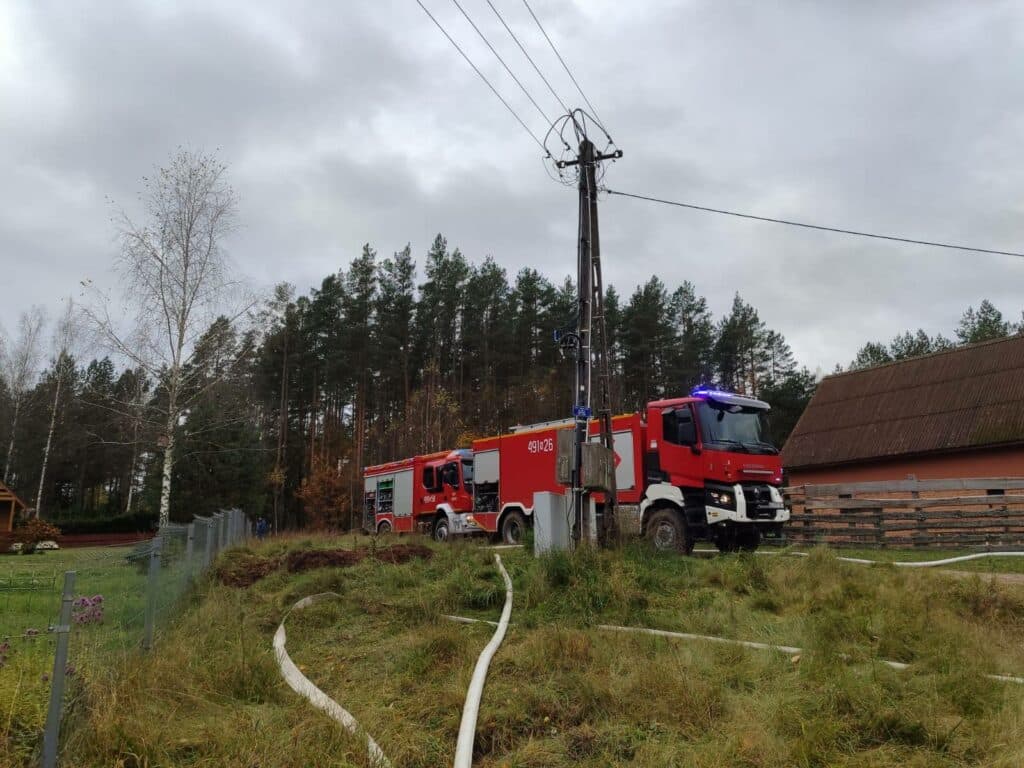Widać było tylko kłęby gęstego dymu. - Cały budynek w ogniu! Strażacy z kilku jednostek walczyli z pożarem