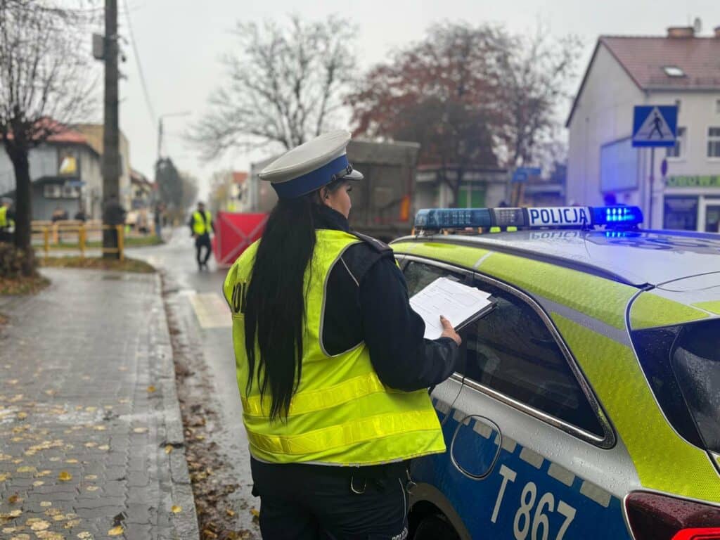 Do nieszczęśliwego zdarzenia doszło w obrębie ruchliwego skrzyżowania. - Samochód ciężarowy uderzył w pieszą. Kobieta nie żyje