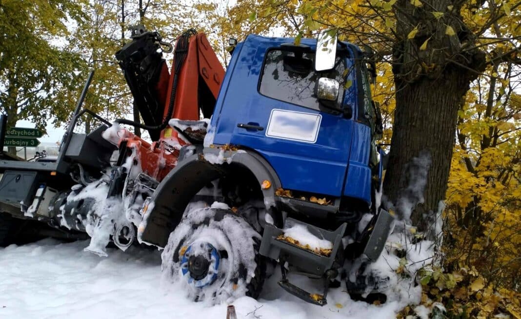 ciężarówka uderzyła w drzewo w miejscowości Międzychód