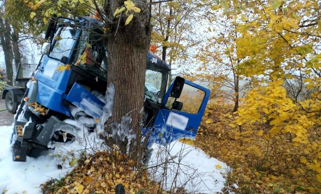 Chwila nieuwagi kosztowała 61-latka rozbitą ciężarówkę. - Z impetem uderzył w drzewo, gdy sięgał po telefon