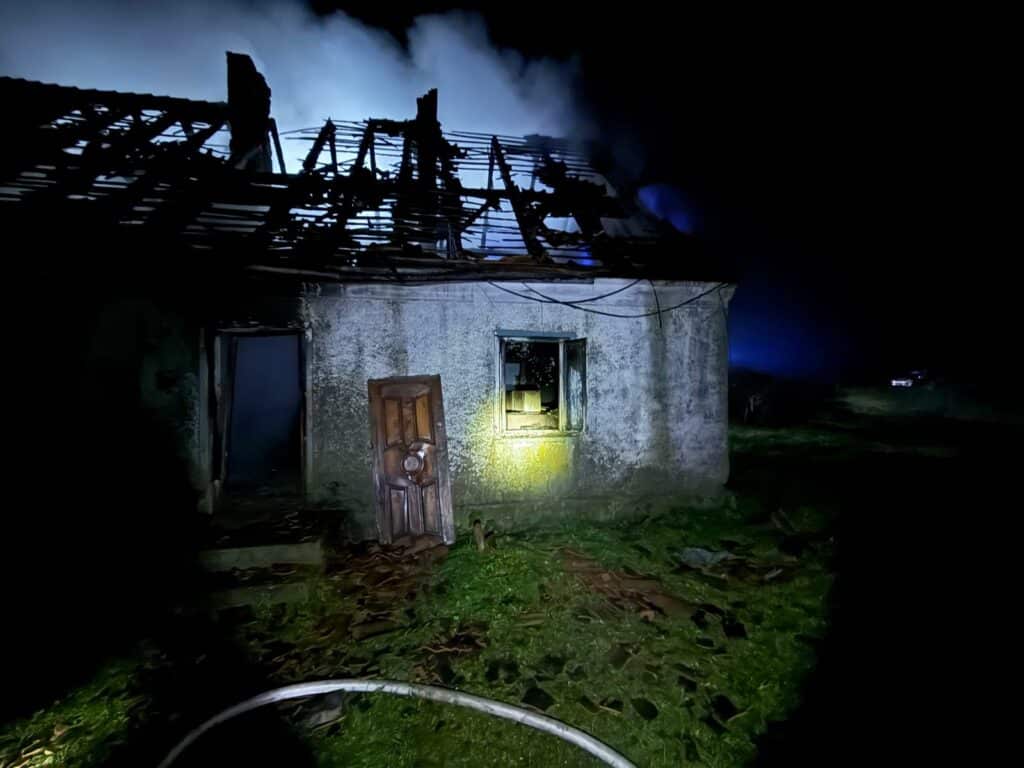 Kilkudziesięciu strażaków próbowało ratowować, co się da. - Dom jak pochodnia. Ogień zniszczył wszystko