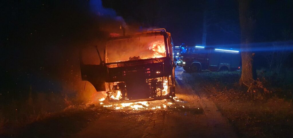 służby ratunkowe z Braniewa otrzymały zgłoszenie o pożarze samochodu ciężarowego. - Ciężarówka stanęła w ogniu