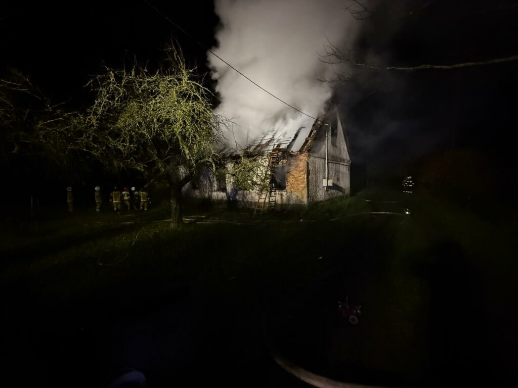 Kilkudziesięciu strażaków próbowało ratowować, co się da. - Dom jak pochodnia. Ogień zniszczył wszystko